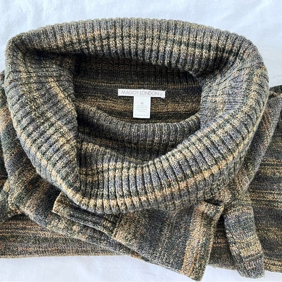 Maggy London turtle neck long sleeves sweater dress unused size Medium - Picture 10 of 12